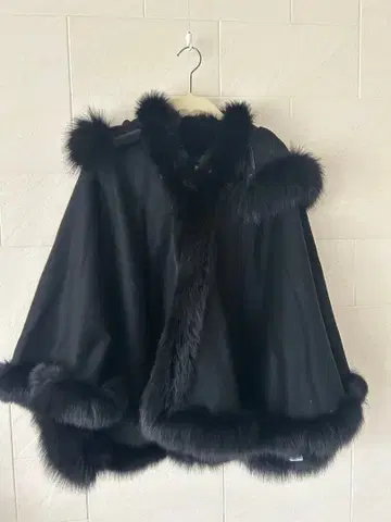 퍼 달린 블랙 판초