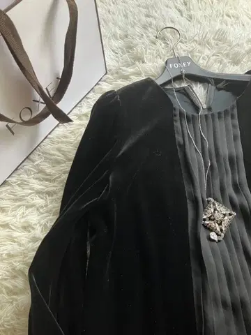 폭시 긴팔 벨로아 가운데 플리츠 원피스