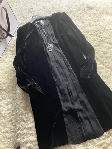 폭시 긴팔 벨로아 가운데 플리츠 원피스