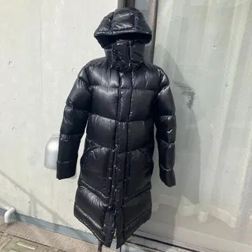 블랙 후드 부착 롱 다운 자켓
