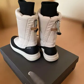 ecco 어그 부츠 화이트/블랙