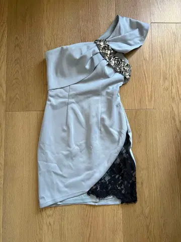 원숄더 비쥬 장식 드레스 그레이