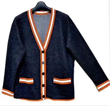 모 유명 제조사 제품, 여성용 울 100% 소재, 라인 활용 니트 가디건