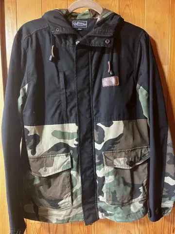 후드 부착 마운틴 파카 블랙 카모플라쥬