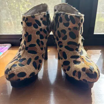 레오파드 무늬 퍼 스타일 부티 하이힐