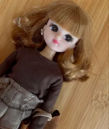리카짱 인형 본체 + 의류, 백 브라운 컬 헤어, 귀걸이