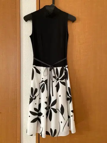 슬리브리스 절개 원피스 모노톤 꽃무늬