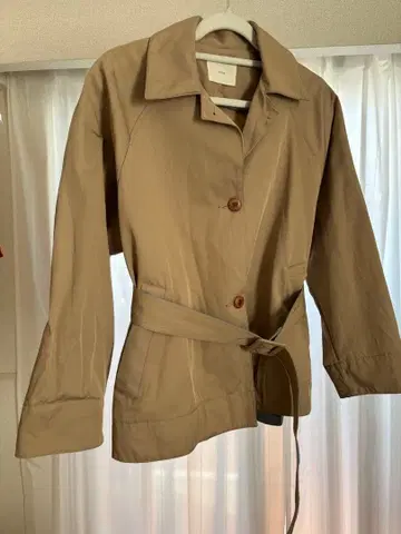 허리 벨트 포함 베이지색 자켓