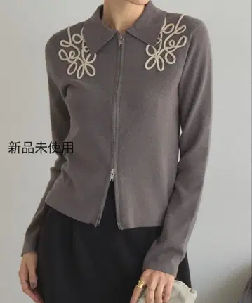 새상품 코드 자수 폴로 니트 가디건 [ Gray ]