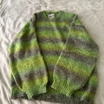 릴랙스핏 그린과 그레이 스웨터