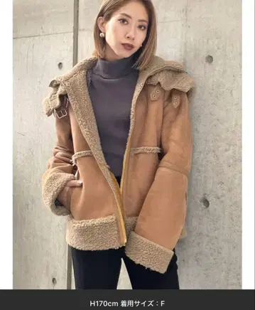 베이지 후드 부착 무스탕 코트