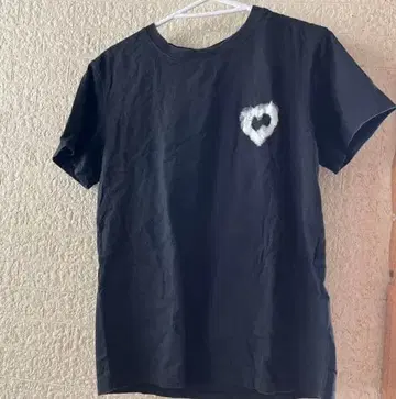 하트와 빅 프린트의 블랙 T셔츠
