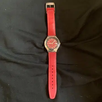 Swatch 레드 아날로그 시계