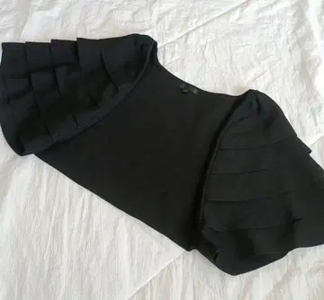 TO BE CHIC 프릴 소매 니트탑 40