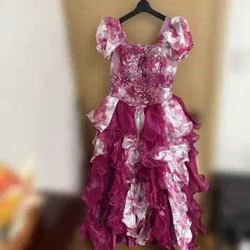 화려한 핑크 컬러 드레스