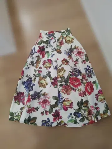 [택 포함 새상품] 리미트리스 럭셔리 플라워 플레어 스커트