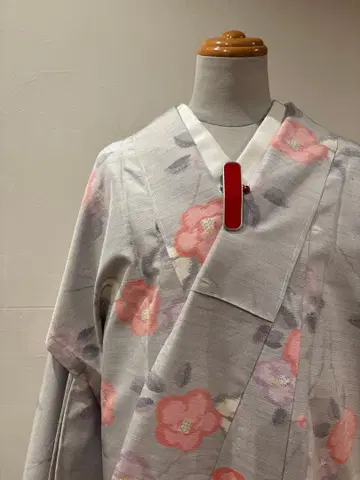기모노 단의  순수 실크 그레이 동백 일부 시치츠키 부착 새상품급 중고