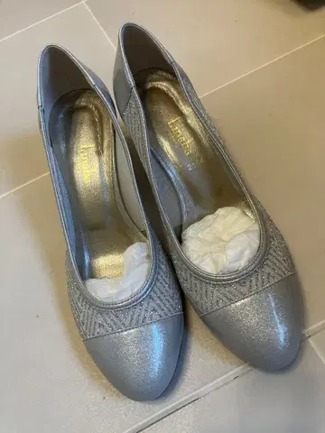 새상품급 t.inaba 펌프스 실버