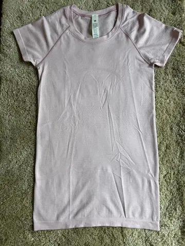 룰루레몬 옅은 핑크 T셔츠 사이즈 4