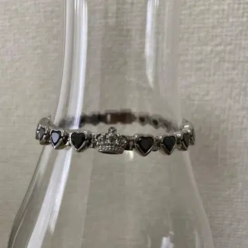 하트형 링크와 왕관 모티브의 팔찌