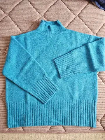 파란색 긴팔 니트 스웨터