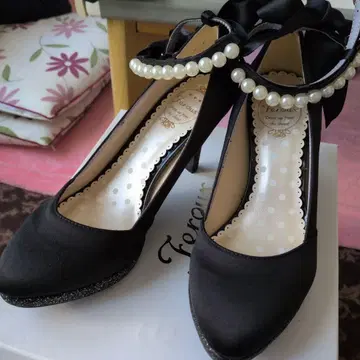 블랙 펄 장식 하이힐 펌프스