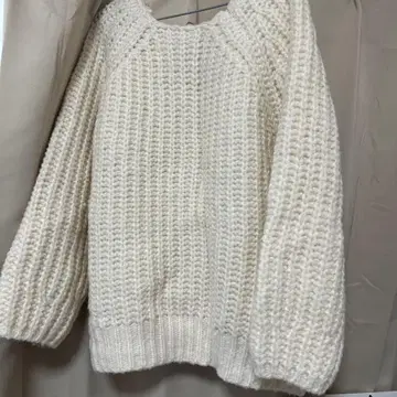 화이트 오버 사이즈 니트 스웨터