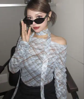 ENVYM 보타이 시어 체크 셔링 오프숄더 상의