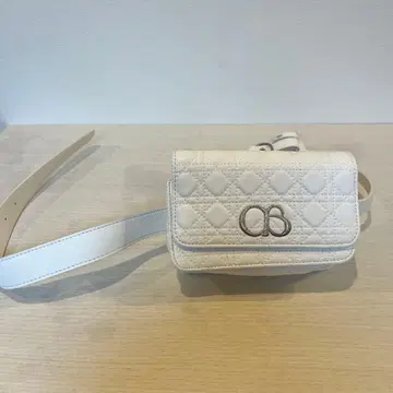 화이트 Ca 로고 퀼팅 백