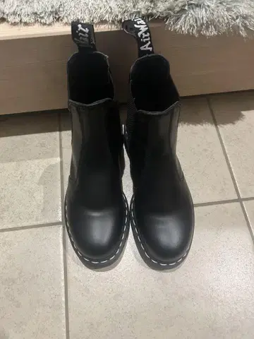 Dr. Martens 첼시 부츠 화이트 스티치 블랙