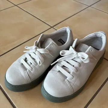 CAMPER 화이트 가죽 스니커즈