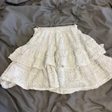 프릴 달린 화이트 미니 스커트