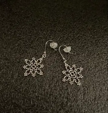 눈꽃, 흔들리며 반짝이는 후크 귀걸이, 후크는 플라티나 900 각인 있음