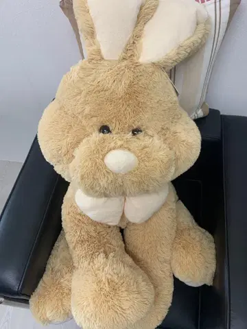 커다란 베이지색 토끼 봉제 인형