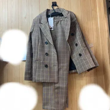 체크 무늬 더블 브레스트 자켓과 팬츠 셋업