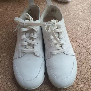 Clarks Trigenic 화이트 스니커즈