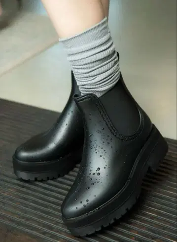 [ 새상품 ] REZOY 통굽 사이드 고어 레인부츠 ( 블랙 )