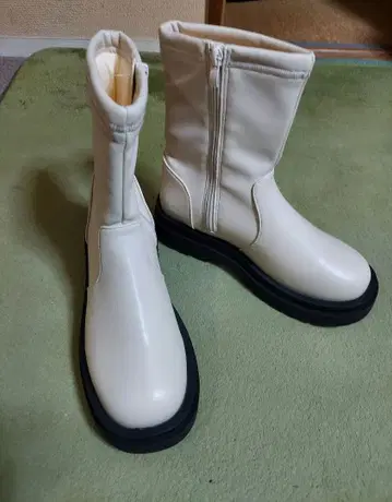 그레일 화이트 통굽 부츠 지퍼 포함