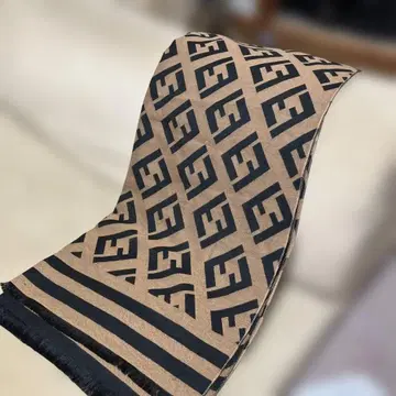 F 로고 스톨 베이지 블랙