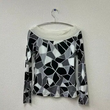 모자이크 패턴 오프숄더 긴팔 상의