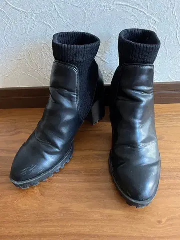 ZARA 블랙 가죽 부츠 37 니트 삭스 스타일