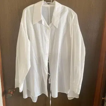 화이트 긴팔 셔츠 버튼 포함