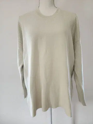 크림색 긴팔 니트 스웨터 사이드 슬릿