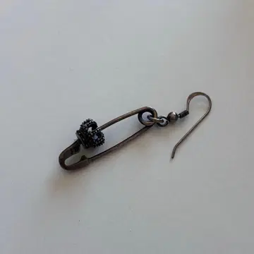 저스틴 데이비스 귀걸이 안전핀 크라운 남성용 여성용