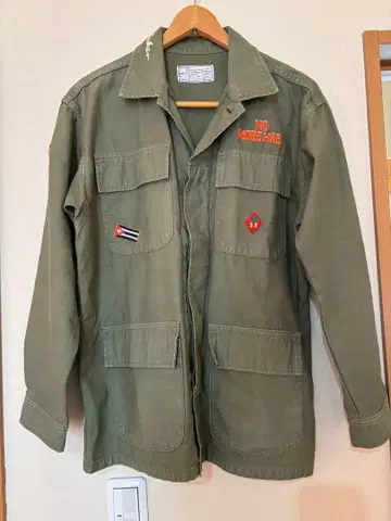 올리브색 밀리터리 자켓