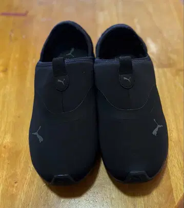 푸마 블랙 슬립온 SoftFoam