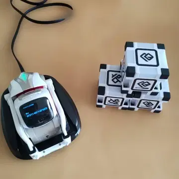 [ 중고 ] Anki Cozmo 코즈모 작동 확인 완료 부속품 전부 포함