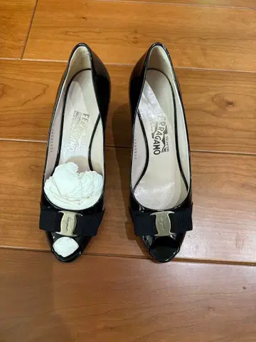 Ferragamo 블랙 오픈토 펌프스