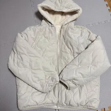 화이트 퀼팅 자켓 후드 부착