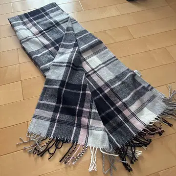 그레이 계열 체크 무늬 머플러